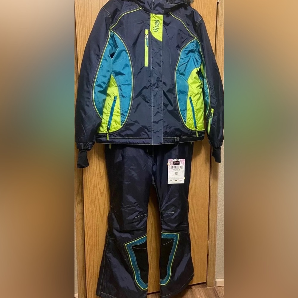 New w tags Diva Snow Gear (DSG) Women’s Snowmobile Jacket and Bibs